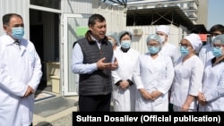 Садыр Жапаров с медиками. 15 апреля 2021 года 