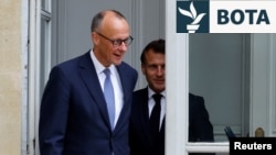 Presidenti francez, Emmanuel Macron, djathtas, dhe kancelari i sapozgjedhur i Gjermanisë, Friedrich Merz, në pallatin presidencial Elize, në Paris, 7 maj.