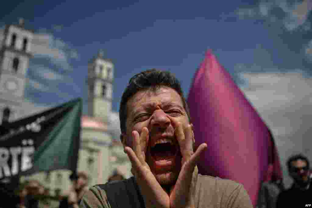 1-май эмгек күнүндө кыйкырып жаткан нааразы адам. Приштина, Косово.