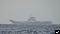 Portavionul chinez Shandong aproape de coastele Taiwanului, în martie 2025.