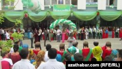 Türkmenistanyň orta mekdepleriniň birinde geçirilýän soňky jaň dabarasy
