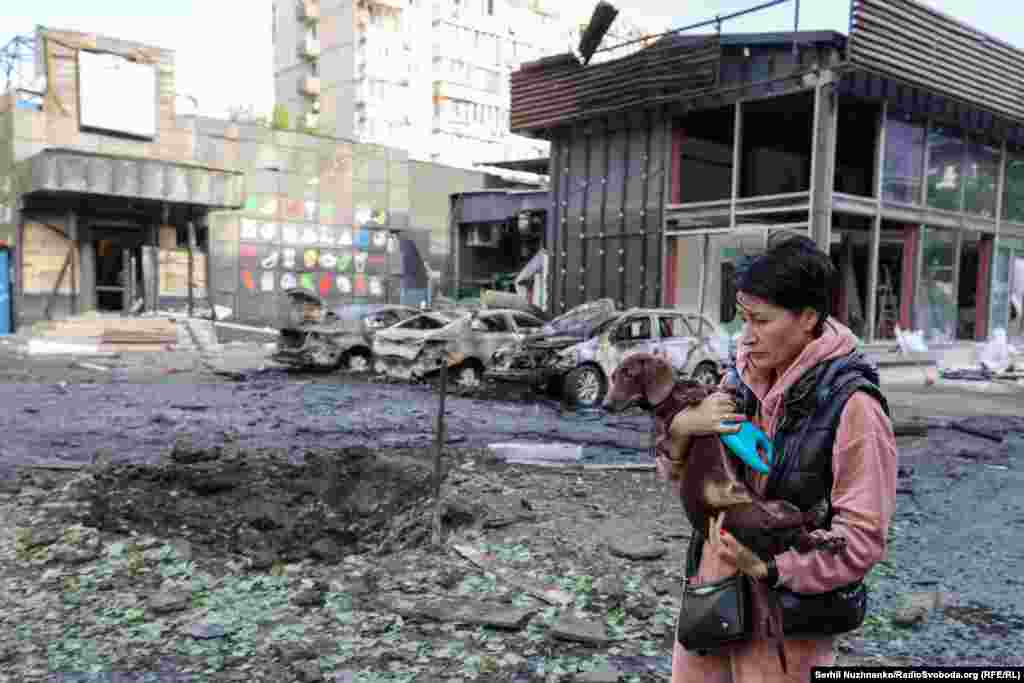 На верхних этажах многоэтажки в Оболонском районе Киева вспыхнул пожар, огонь распространился на кровлю