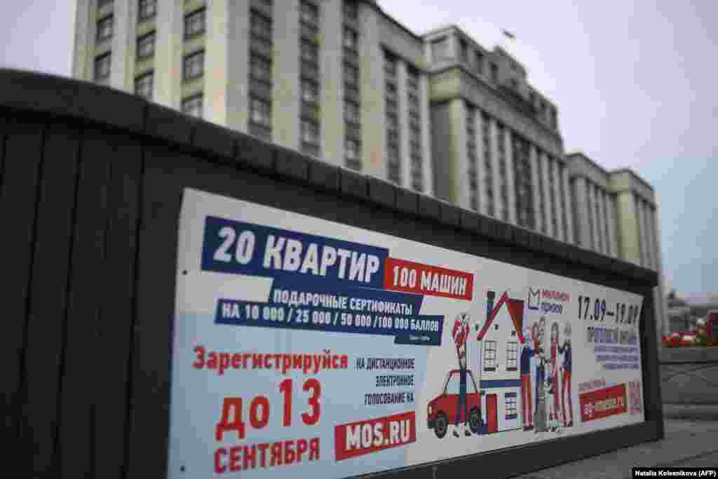 Votul pentru Duma de Stat se face pe un sistem mix: 225 de membri sunt aleși pe circumscripții (o circumscripție trimite în forul legislativ un deputat) iar ceilalți 225 sunt aleși pe liste, pe sistemul reprezentării proporționale a formațiunilor politice. În imagine, afiș anunțând alegerile, în fața Dumei de Stat. (8 septembrie 2021) &nbsp;