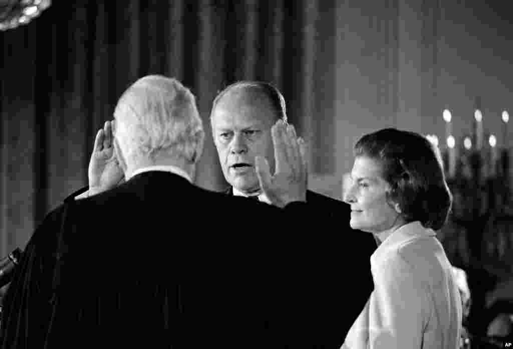 Джеральд Форд принимает присягу в качестве 38-го президента Соединенных Штатов в Белом доме, рядом с ним &ndash; его жена Бетти. Инаугурация состоялась 9 августа 1974 года, в день отставки президента Никсона &nbsp;