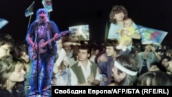 Васко Кръпката на фона на демонстранти от началото на 90-те. Колаж.