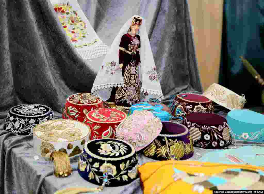 Оскільки кримськотатарські дівчата, як правило, не носили не тільки паранджу, але навіть хіджабу, то особливою популярністю у них користуються фески. За історію цього головного убору з'явились багато тисячі способів і орнаментів для його прикрас. Особливо великим попитом користуються фески вишиті золотом по оксамиту