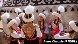 Жигердүү, шайыр кыздар Дүйнөлүк көчмөндөр оюндары маалында. 09.9.2016.