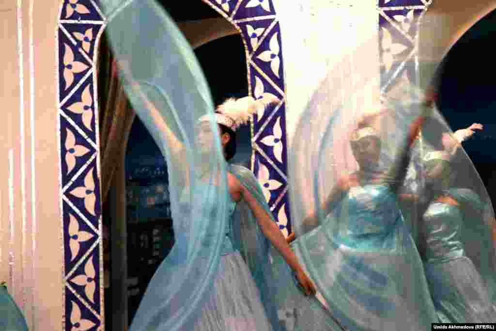 "Қыз Жібек" бишілерінің "Құстар" биі. Топқа Замира Жиенбаева жетекшілік етеді.