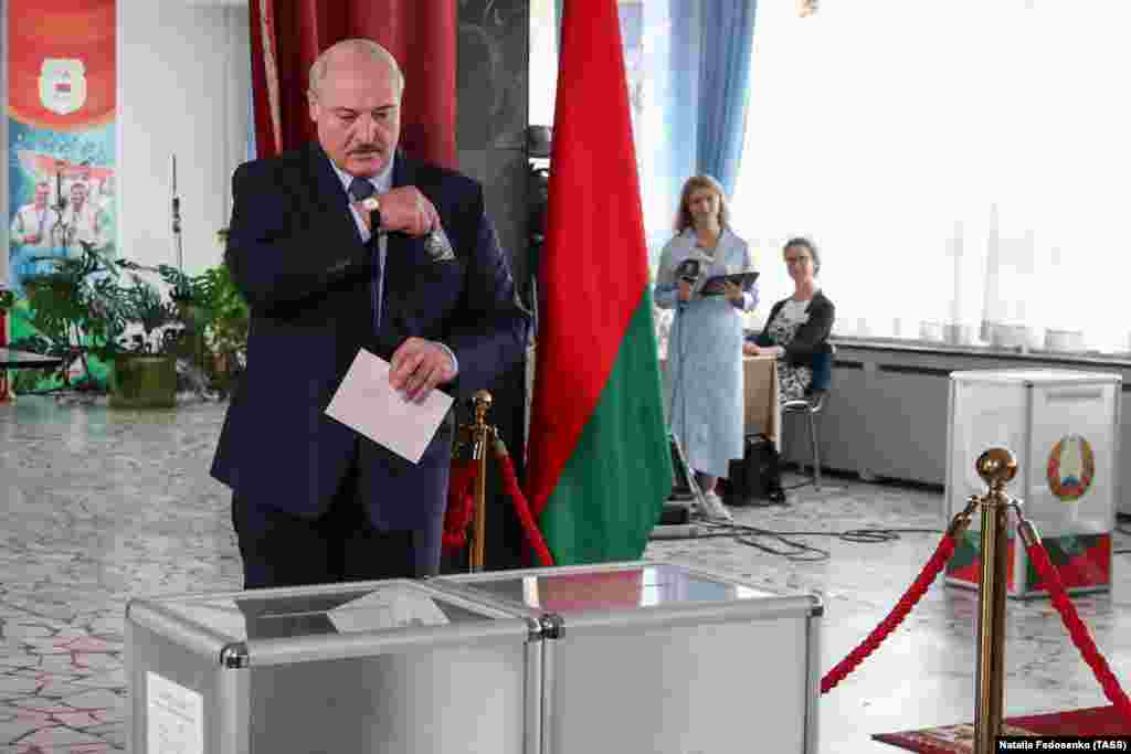 Президент Белоруссии Лукашенко принял участие в голосовании в Минске. Вот как это выглядело. Там же, на избирательном участке,&nbsp;Лукашенко заявил, что "готов к диалогу с оппонентами власти", но не допустит "провокаций". Что он понимает под словом "провокация", он тоже пояснил&nbsp;