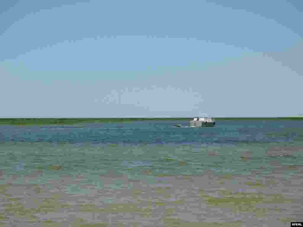 И есть надежда, что снова поплывет по Аральскому морю белый теплоход.  - И есть надежда, что снова поплывет по Аральскому морю белый теплоход. 