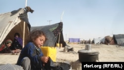 شماری از خانواده‌های که در اثر جنگ میان داعش و طالبان از دشت لیلی بی‌جا شده‌اند