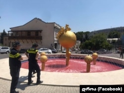 შეღებილი შადრევანი კანცელარიასთან