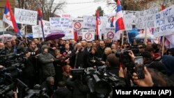 Goran Rakiq, kryetar i Mitrovicës Veriore, duke iu adresuar protestuesve më 27 nëntor.