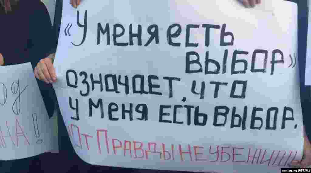 Әсия Төлесова - 1938 жылы саяси қуғын-сүргін кезінде атылып кеткен ақын Ілияс Жансүгіров пен саяси қайраткер Ораз Жандосовтың ұрпағы. Ол сот үкімінен соң да қазақстандықтарға "бірігіңдер, құқықтарыңды қорғай біліңдер" деді.&nbsp;