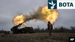 Ushtria ukrainase duke sulmuar me obusë pozicionet ruse. Fotografi ilustruese nga arkivi. 