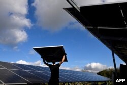 Germania va investi în continuare în industriile sale verzi, la fel cum va investi și în alte industrii tradiționale. Însă, încercând să atragă investiții, atât Berlinul cât și Bruxellesul renunță la multe criterii și ținte de protecție a mediului.