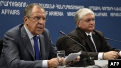 Главы МИД России и Армении - Сергей Лавров (слева) и Эдвард Налбандян (архив)