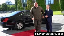 გერმანიის კანცლერი, ოლაფ შოლცი და უკრაინის პარლამენტის თავმჯდომარე, რუსლან სტეფანჩუკი ორმხრივი მოლაპარაკებების წინ. ბერლინი, 3 ივნისი, 2022 წელი .