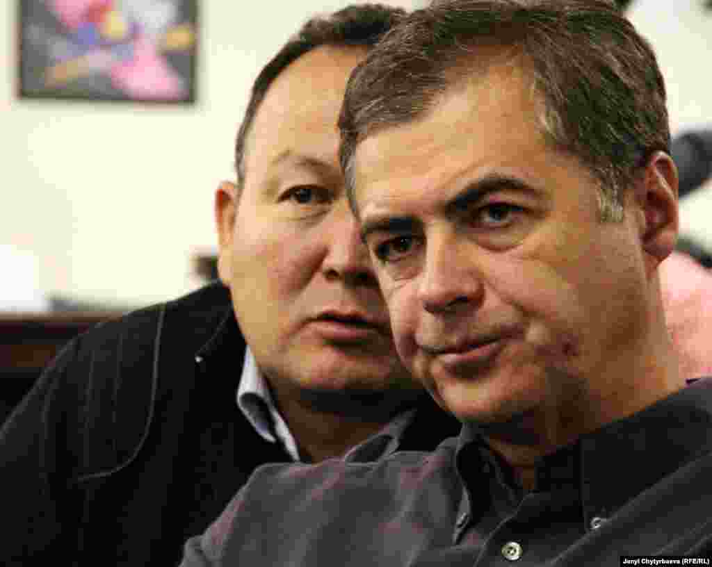 Котормочусун тыңдап отурган Андрей Сазанов "Кумтөр Голд компанини" жетектейт.&nbsp;
