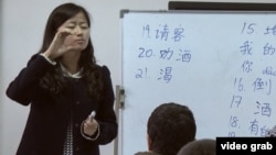 Тажик студенттерине кытай тилин үйрөтүп жаткан мугалим. Дүйшөмбү шаары