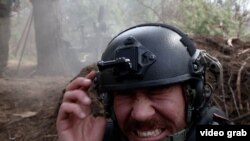 Reakcija novinara RSE Marjana Kušnira dok ukrajinska vojska ispaljuje artiljeriju na ruske položaje u blizini Kupjanska u Harkivskoj oblasti.