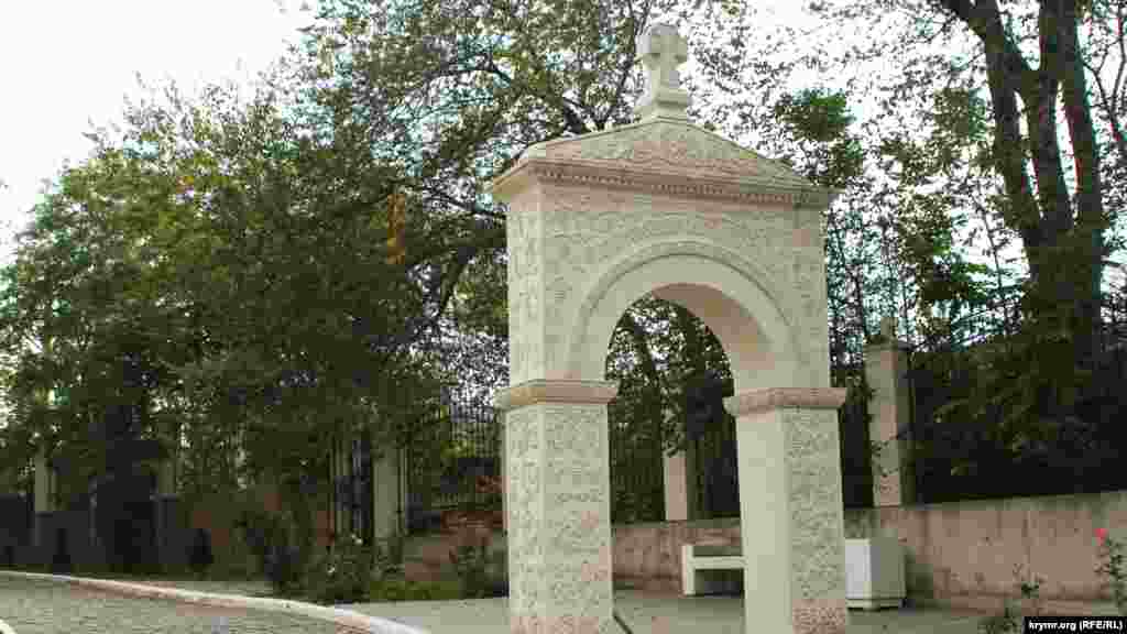 Арка біля входу на подвір'я храмового комплексу з написом &laquo;Благословення святої обителі&raquo;