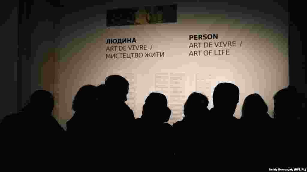 Вся виставка має три секції: &laquo;Війна&raquo;, &laquo;Тоталітаризм&raquo;, та &laquo;Людина&raquo;