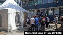 Граѓани чекаат ред за вакцина пред поликлиника Букурешт во Скопје