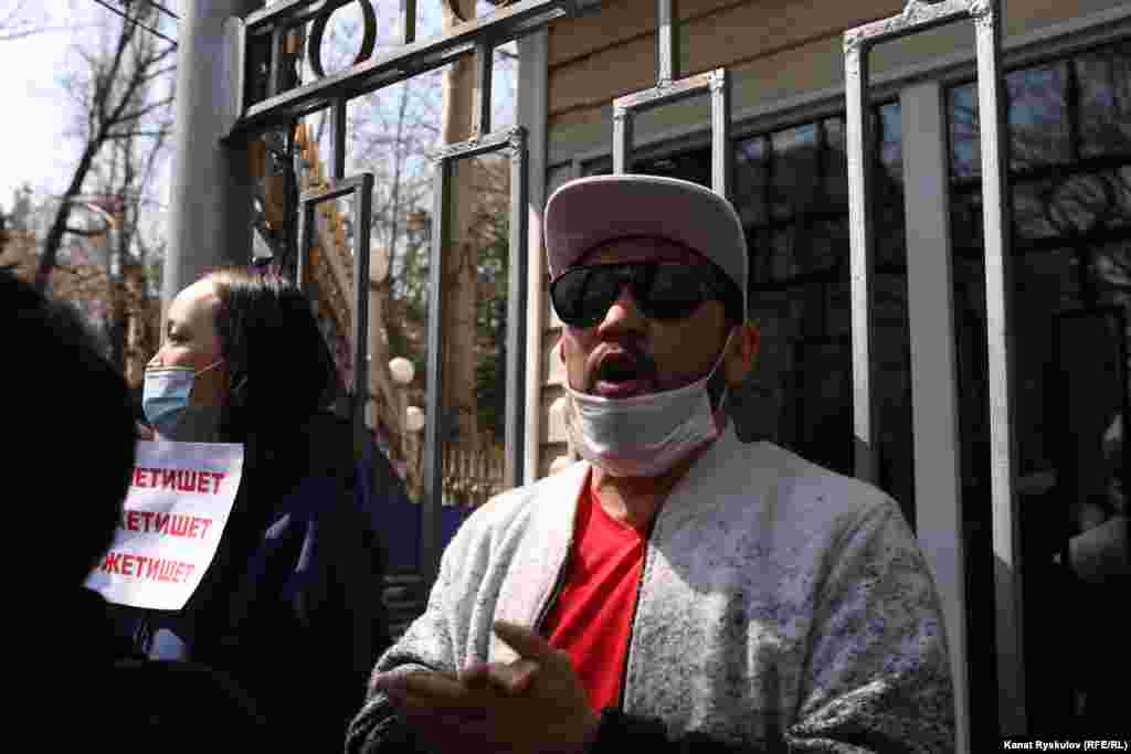 Ырчы Кайрат Примбердиев кайдыгерлик күчтүү болгон коомдо зомбулук да көп болорун эске салды.&nbsp;