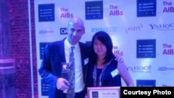 
Фаршид Манафи (персидская служба РСЕ\РС) и Жаныл Жусупжан на торжественной церемонии вручения премии AIB International Media Excellence Awards, 9 ноября 2011, Лондон
