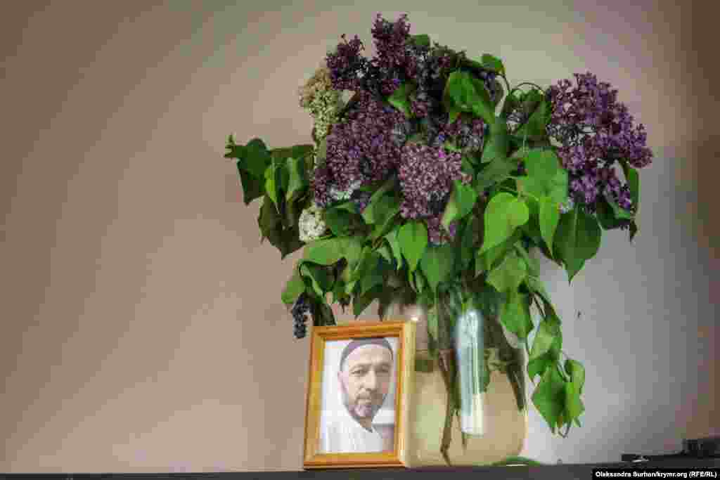 На фото &ndash; Білял Аділов, релігійний діяч і батько вісьмох дітей. Його затримали в своєму будинку в селищі Кам'янка. Після арешту його дружина роздрукувала фотографію чоловіка і поставила на найвиднішому місці в кімнаті