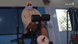 ګلشن مسود په یوه پښه وزن پورته کوي