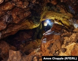 Jakub Kristek merge într-o mină de uraniu parțial prăbușită din sudul Republicii Cehe, abandonată în jurul anilor 1960.