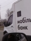 Mes bombardimeve, banka në rrota u shërben ukrainasve afër frontit