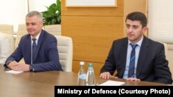 გიორგი ხაინდრავა (მარცხნივ) და ვლადიმერ ღუდუშაური ხვდებიან ერთ-ერთი კომპანიის წარმომადგენლებს. 2024 წლის 12 იანვარი