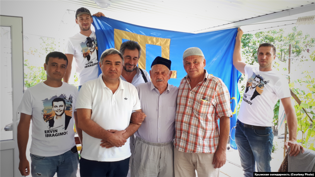 2020 senesi iyün ayı. Qırımtatar faalleri milliy areketniñ veteranı Ceppar Abducemilevge musafirlikke keldi. Ziyaretleri &ndash; bayraq kününe bağışlanğan marafonnıñ bir qısmı. Aktsiya iyünniñ 24-nde başladı ve bir qaç kün içinde iştirakçileri qırımtatar bayrağınen Qırımnı dolaştı. Finalda bayraq Qarasuvbazar rayonındaki Aq-Qayağa köterildi