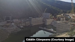 Imagine cu amenajări pe râul Bâsca Mare, la Surduc, în județul Covasna, unde compania de stat Hidroelectrica vrea să finalizeze un baraj – de aici, apa urmează să ajungă printr-o conductă de 16 kilometri la hidrocentrala Nehoiașu II, în județul Buzău.