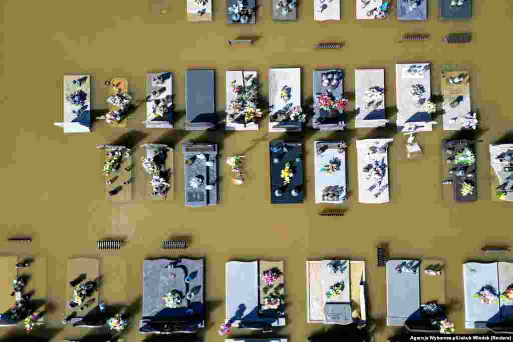 Затоплене кладовище в Бжеще на півдні Польщі. Кадри з дрона від 15 вересня 2024 року. Прем'єр-міністр Дональд Туск підтвердив одну смерть внаслідок повені в південно-західному регіоні Польщі