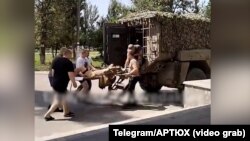 დაჭრილი რუსი ჯარისკაცი გადაჰყავთ რუბეჟნოეს საავადმყოფოში, რომელიც საველე ჰოსპიტლად გადააკეთეს.