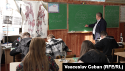 Lecție de biologie la gimnaziul din satul Corbu. Biologia, împreună cu chimia și fizica, urma să fie integrată într-o singură disciplină – „Știința”.