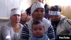 Алматыда аштық жариялап отырған борышкерлер. Алматы, 21 қазан 2013 жыл. (YouTube сайтындағы видеодан скриншот)