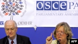 OSCE observers Geert-Hinrich Ahrens (left) and Anne-Marie Lizin at a postelection press conference in Minsk