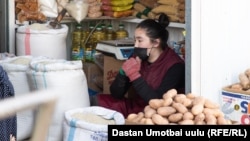 Ош шаарындагы базарлардын бири. 2020-жыл. 