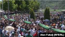 Сребреница курмандыктарын эскерүү. Айрым адамдардын сөөктөрү кайра көмүлүүдө. Босния-Герцеговина. 11-июль, 2015-жыл