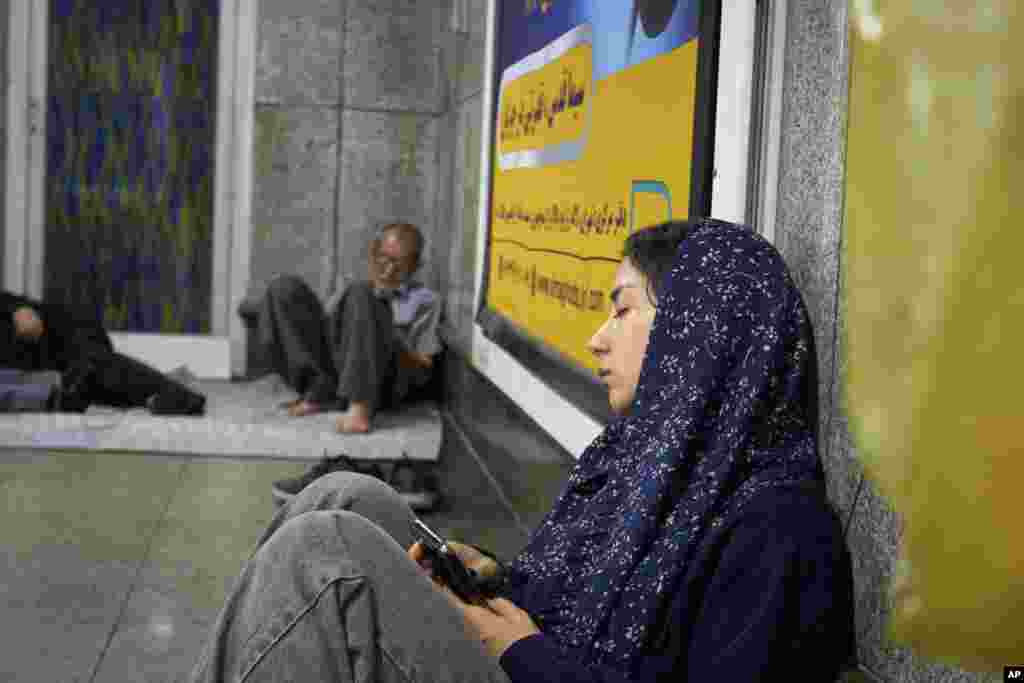 مردم روی زمین یا زینه‌ها لحاف و پتو پهن می‌کردند یا می‌نشستند و درحالی‌که صدای جت‌های جنگنده و انفجارها از جاده‌های بالای سرشان شنیده می‌شد، در تلیفون‌هایشان می‌گشتند.