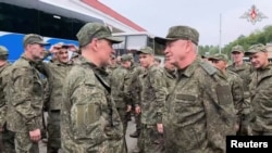 Намесьнік міністра абароны Расеі Аляксандар Фамін сустракае на тэрыторыі Беларусі расейскіх ваеннапалонных. Скрын зь відэазапісу расейскага Міністэрства абароны ад 25 траўня 2025 году