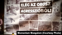A Momentum által szervezett megemlékezés az ukrajnai háború áldozataira, 2024. február 24-én. A BRFK másfél év alatt nem tudta megtalálni, ki tüntette a Bajza utcánál, az orosz követséggel szemben felállított emlékfalat