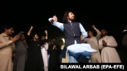 د پخوانۍ فاټا په خيبر پښتونخوا کې د ورګډولو په هلوځلو کې د قبايلي سيمو ځوانانو هم فعاله رول لوبولی وو. پخوانی انځور 