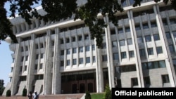 Президенттик аппарат менен Жогорку Кеңештин имараты. 