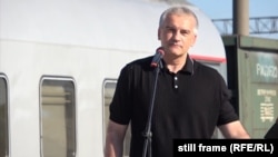 Cергій Аксенов на перевантаженні труб для будівництва нового водогону